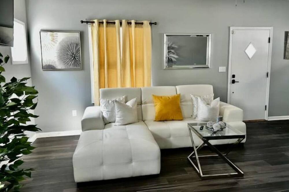 Photo of Livingroom in Northeast Kansas City