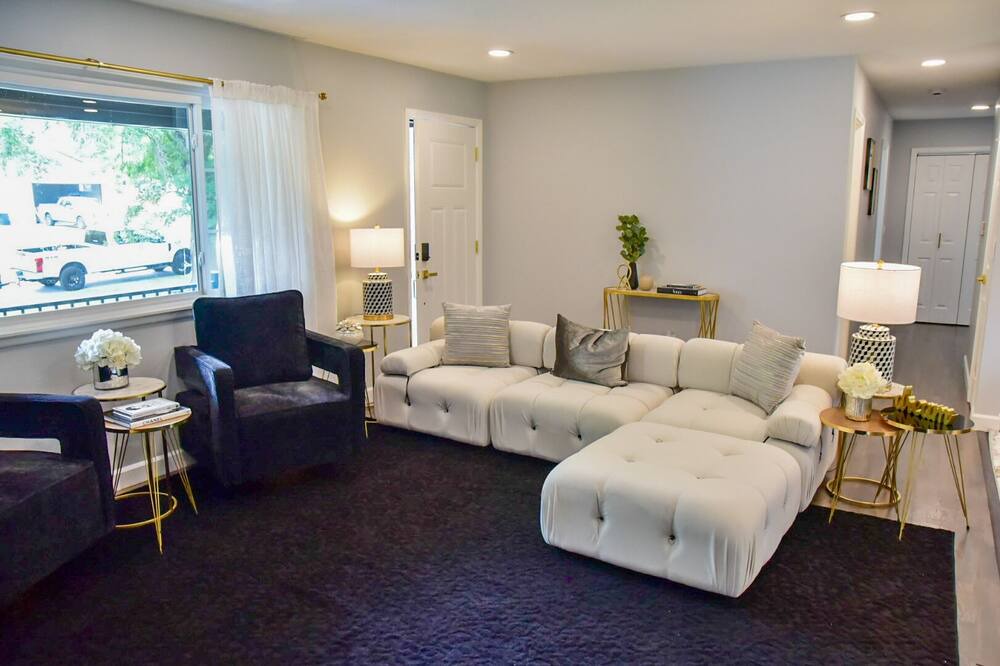Photo of Livingroom in I-435 West KC-KS