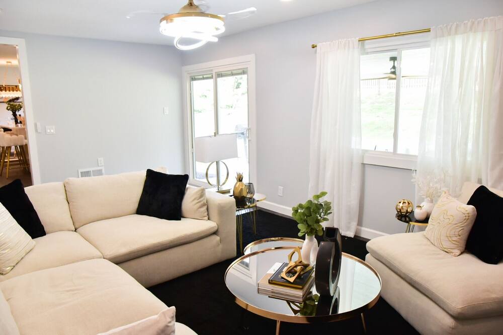 Photo of Livingroom in I-435 West KC-KS