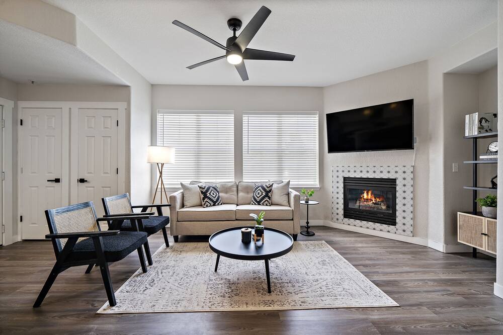 Photo of Livingroom in Aurora