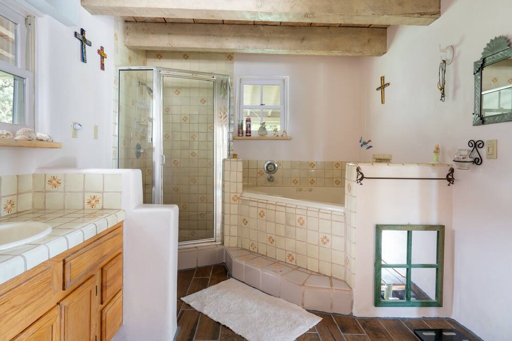 Photo of Bathroom in Canoncito
