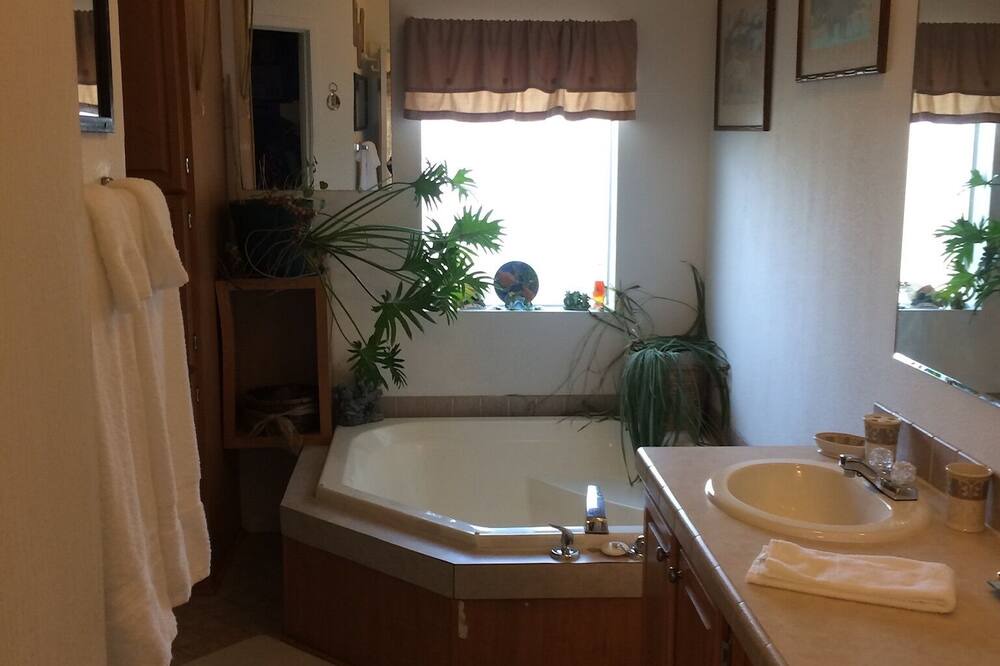 Photo of Bathroom in Ruidoso Downs