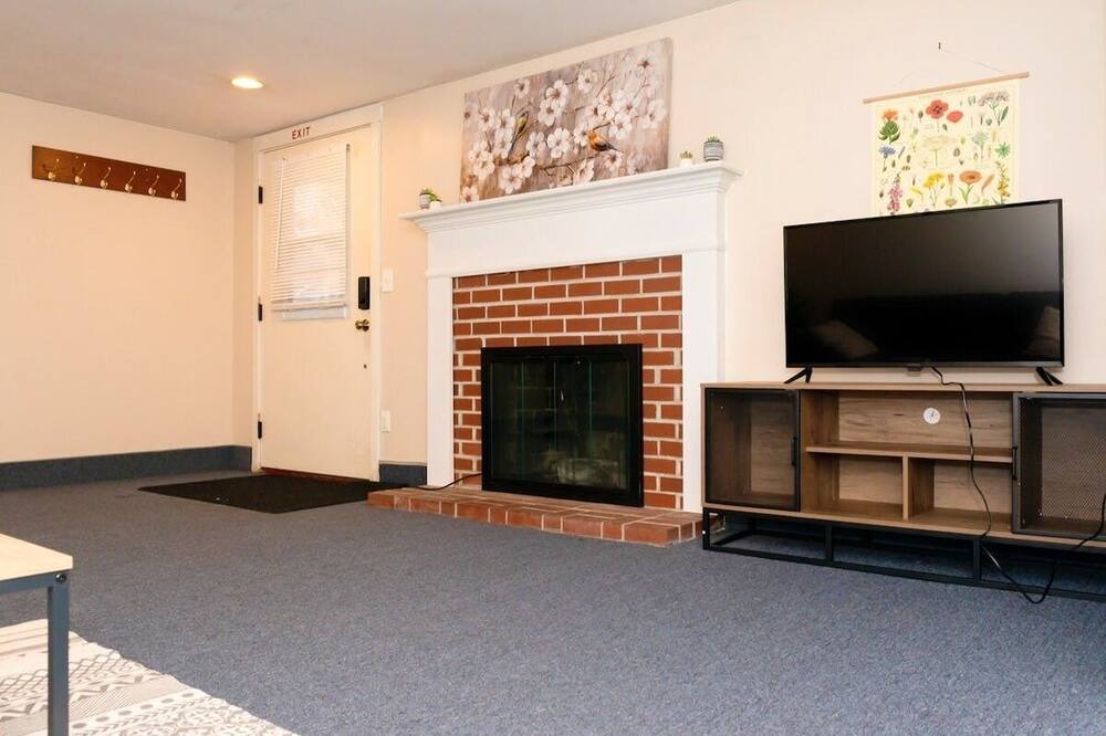 Photo of Livingroom in West Woodland