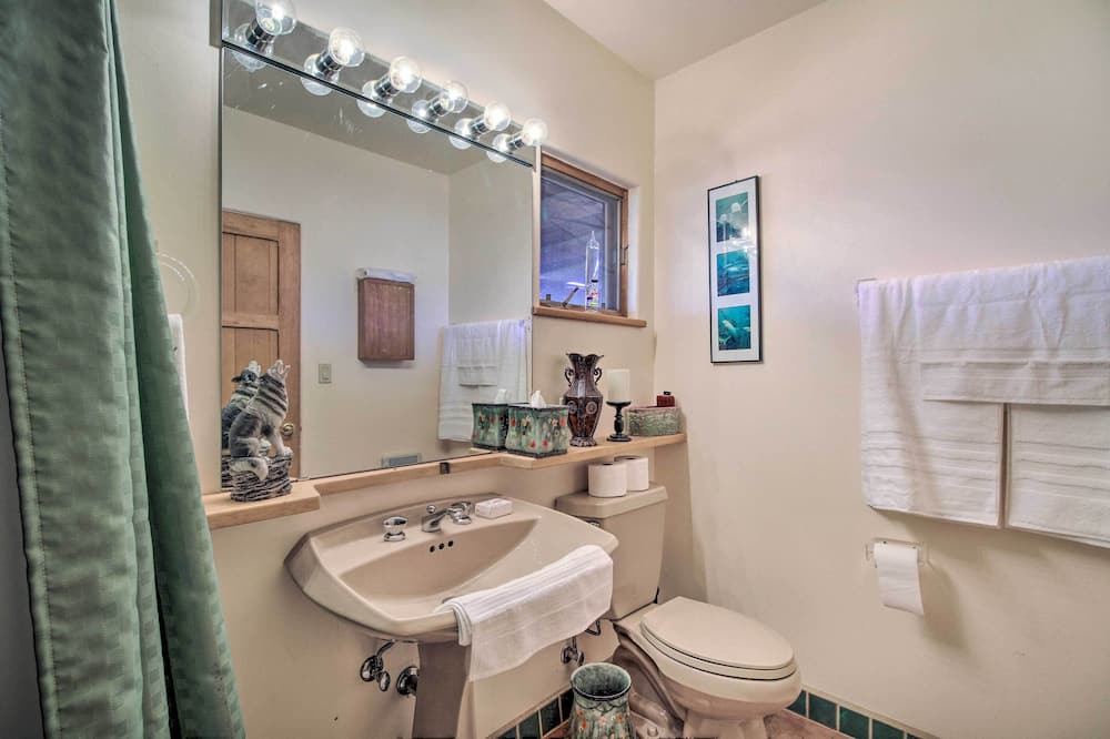Photo of Bathroom in Canoncito