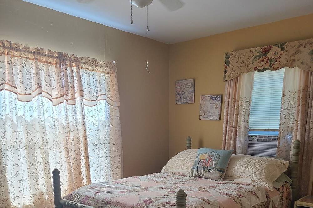 Photo of Bedroom in Crowder