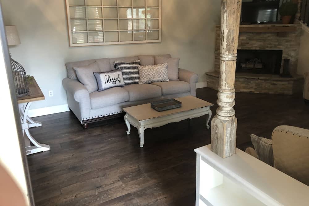 Photo of Livingroom in Ransom Canyon