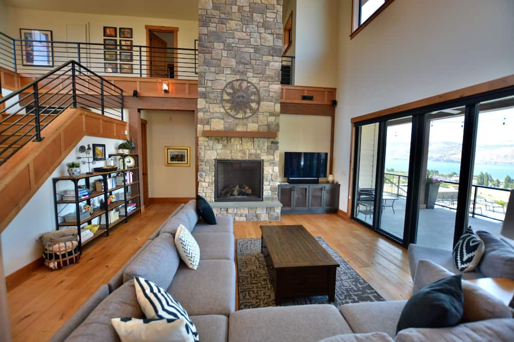 Photo of Livingroom in Manson