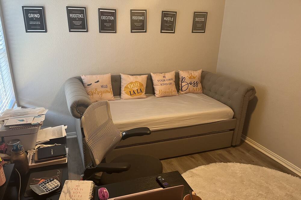 Photo of Livingroom in Southwest Arlington