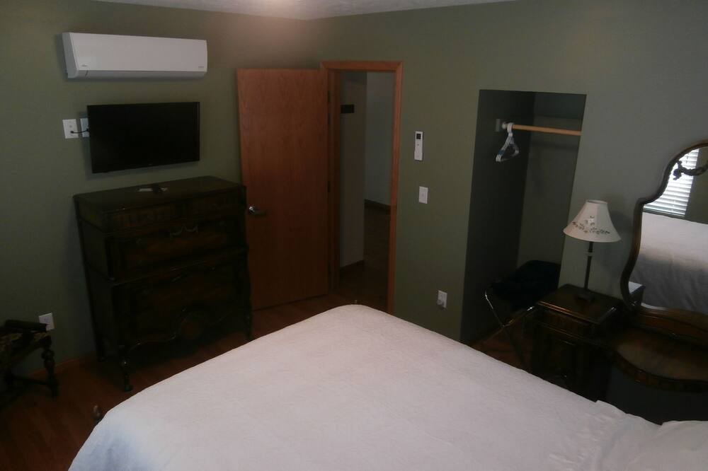 Photo of Bedroom in Holmesville