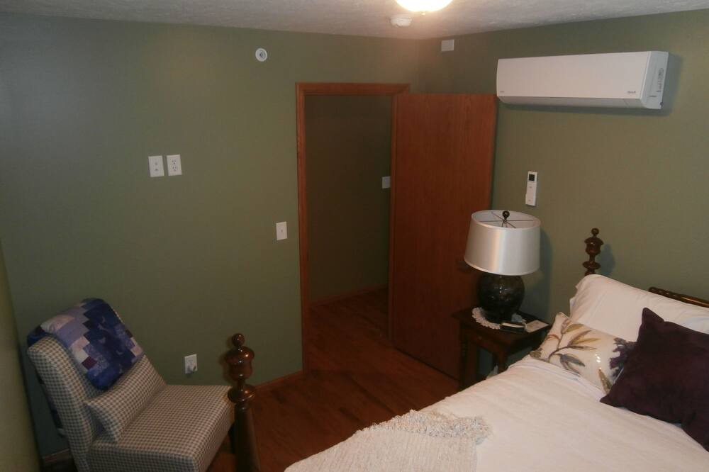 Photo of Bedroom in Holmesville