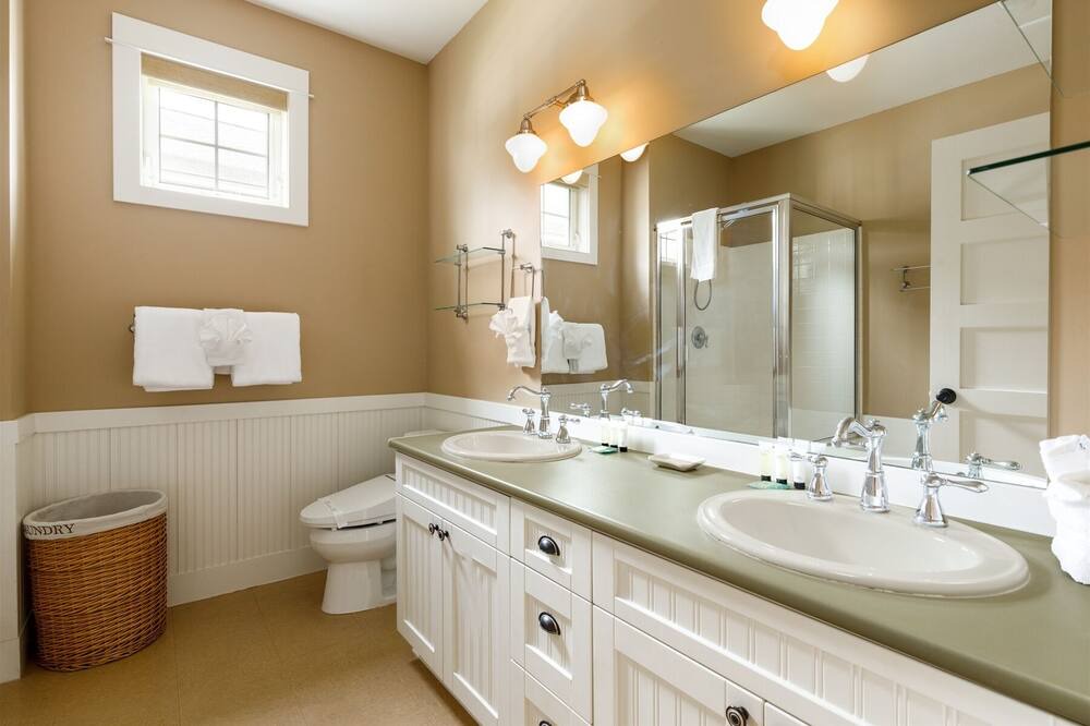 Photo of Bathroom in Oroville