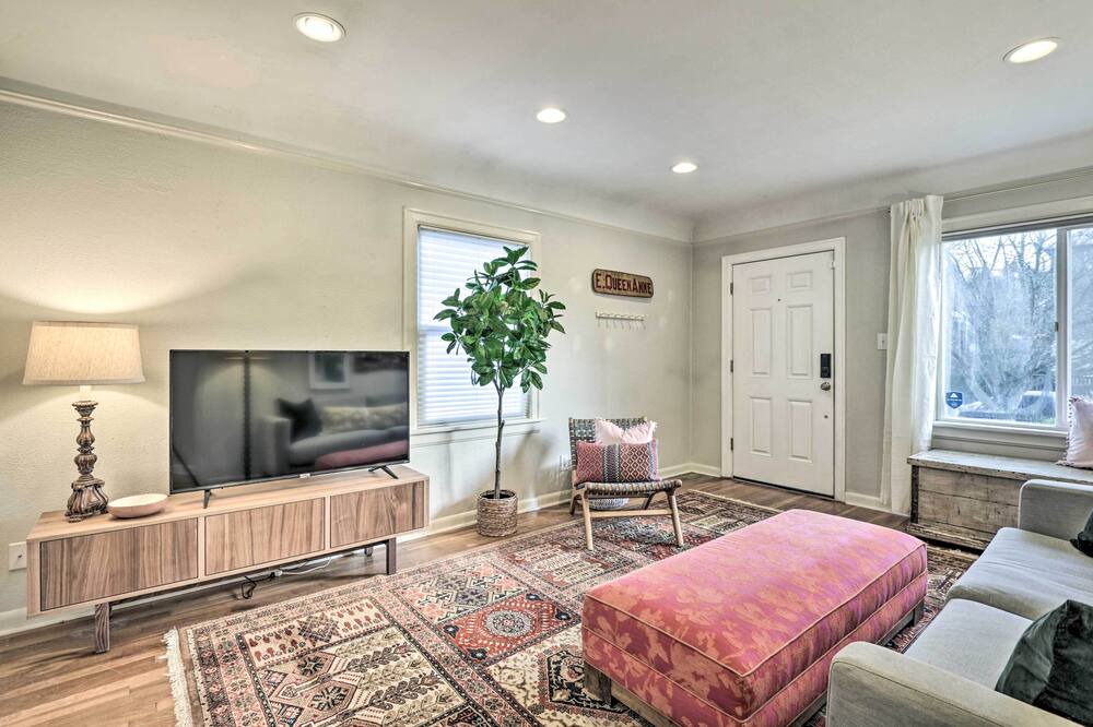 Photo of Livingroom in North Delridge