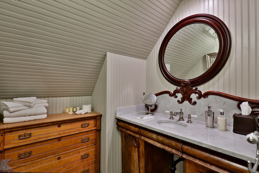 Photo of Bathroom in Sayles Blvd. Area