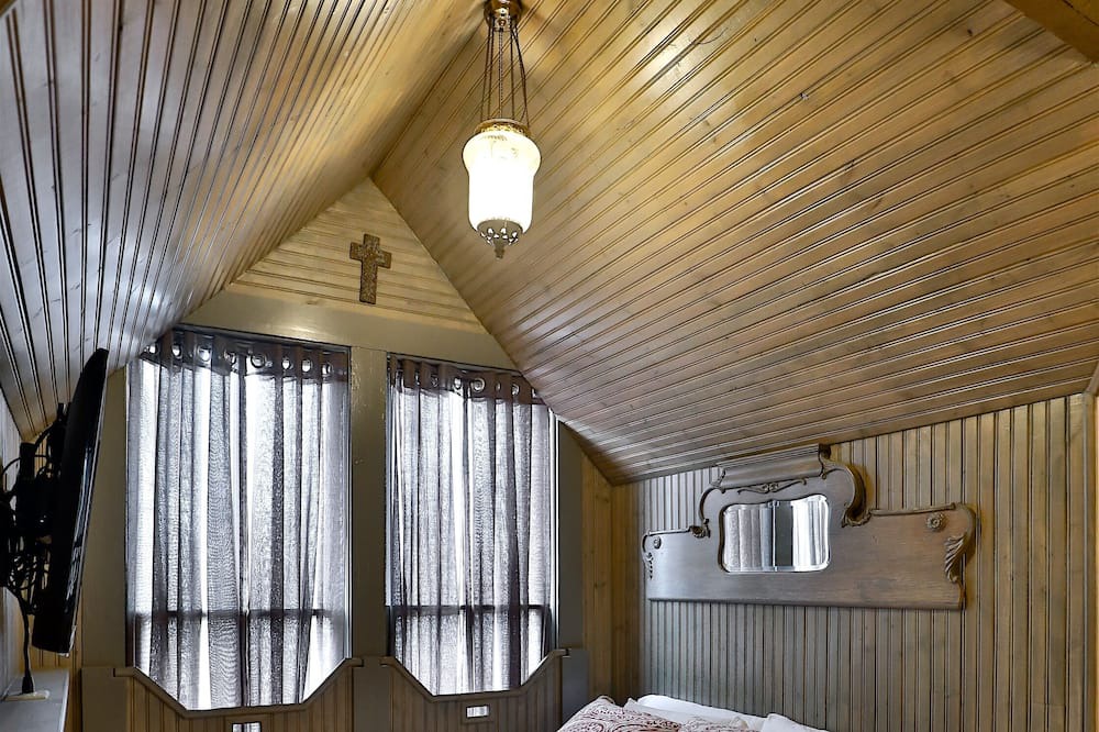 Photo of Bedroom in Sayles Blvd. Area