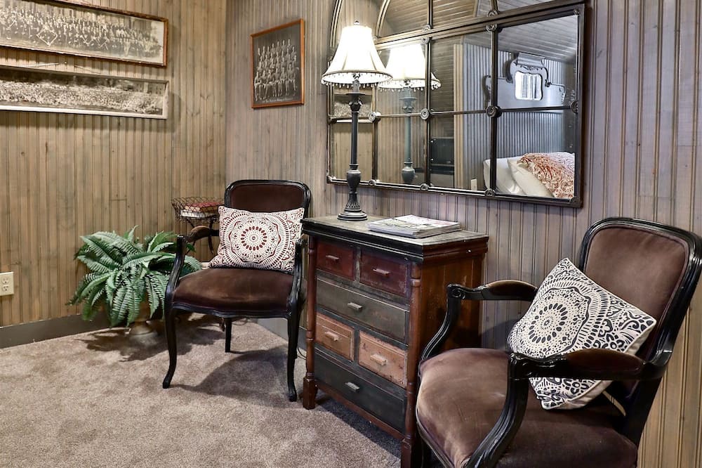 Photo of Livingroom in Sayles Blvd. Area
