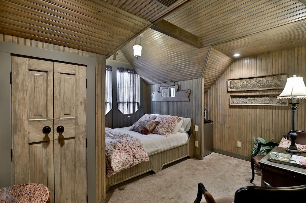 Photo of Bedroom in Sayles Blvd. Area