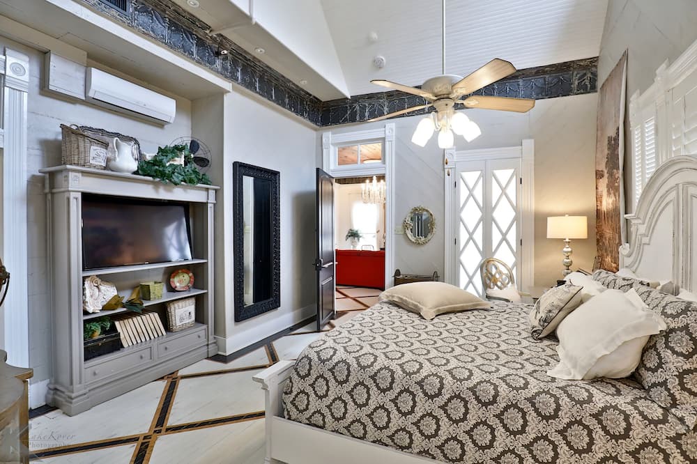 Photo of Bedroom in Sayles Blvd. Area