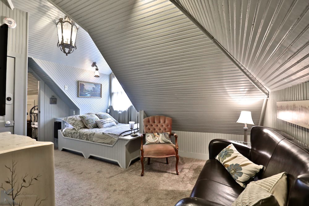 Photo of Livingroom in Sayles Blvd. Area