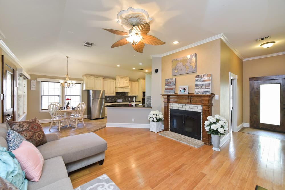 Photo of Livingroom in Red Oak