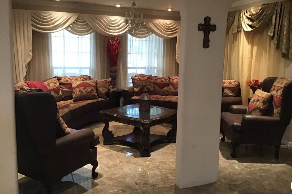 Photo of Livingroom in West Bluff