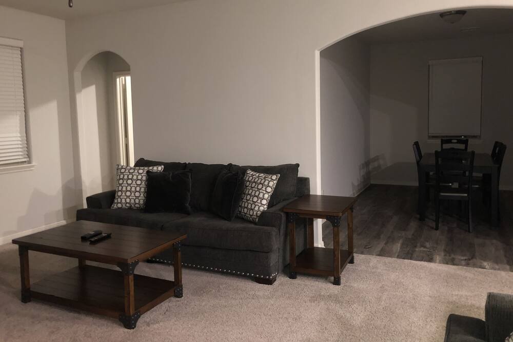 Photo of Livingroom in Mustang