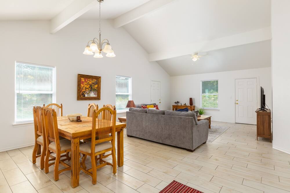 Photo of Livingroom in Granbury