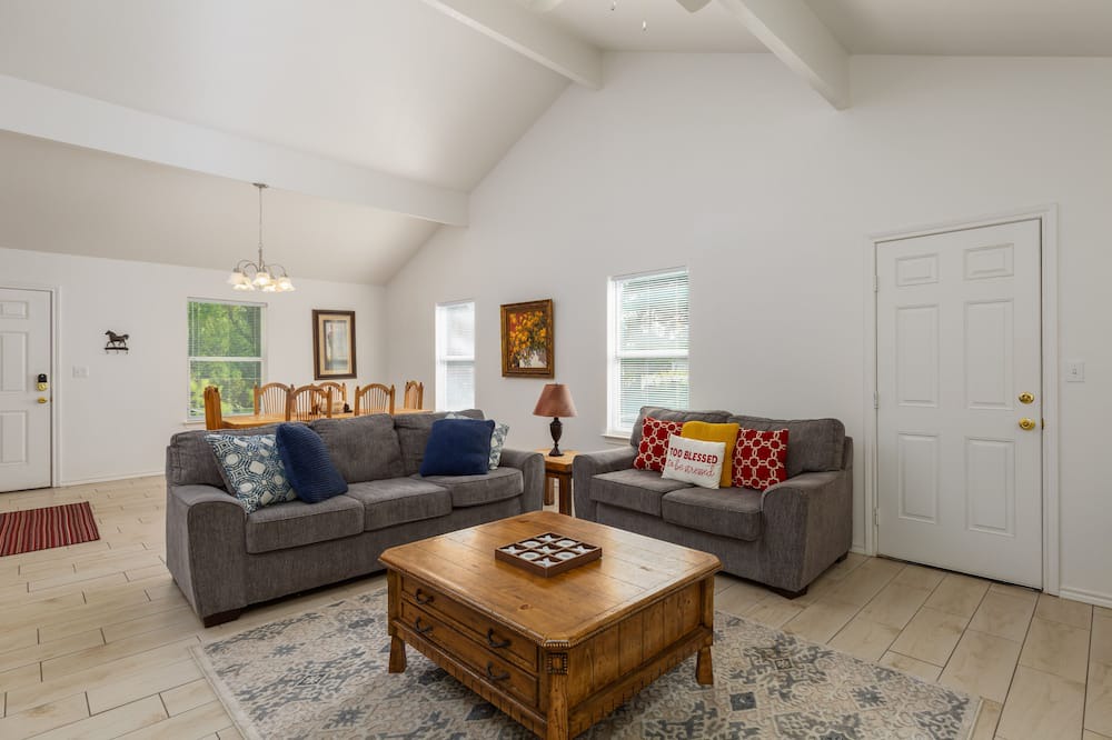 Photo of Livingroom in Granbury