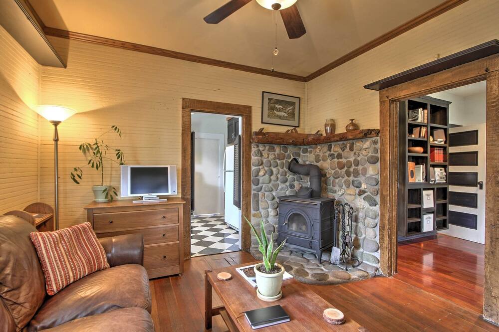 Photo of Bedroom in Eatonville