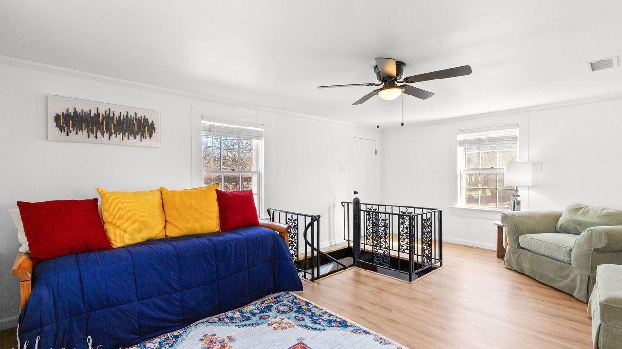Photo of Livingroom in Sayles Blvd. Area