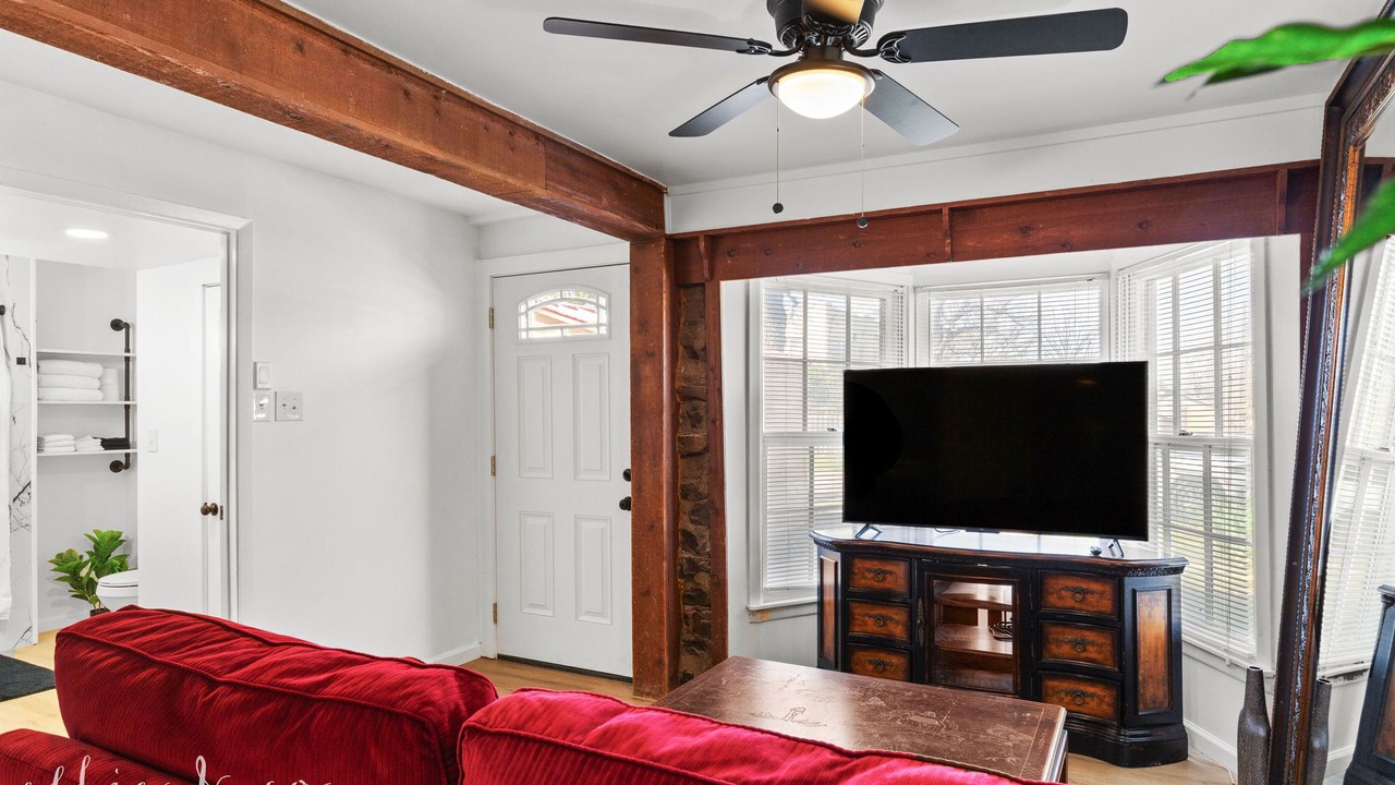 Photo of Livingroom in Sayles Blvd. Area