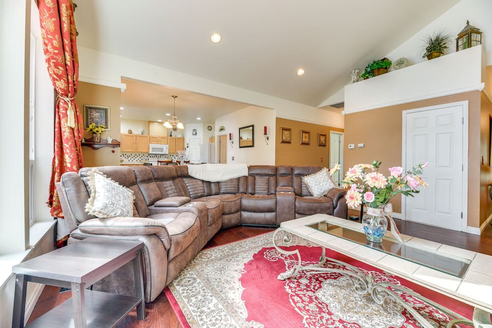 Photo of Livingroom in McKenna