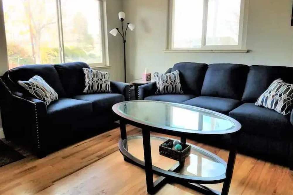 Photo of Livingroom in Jefferson Park