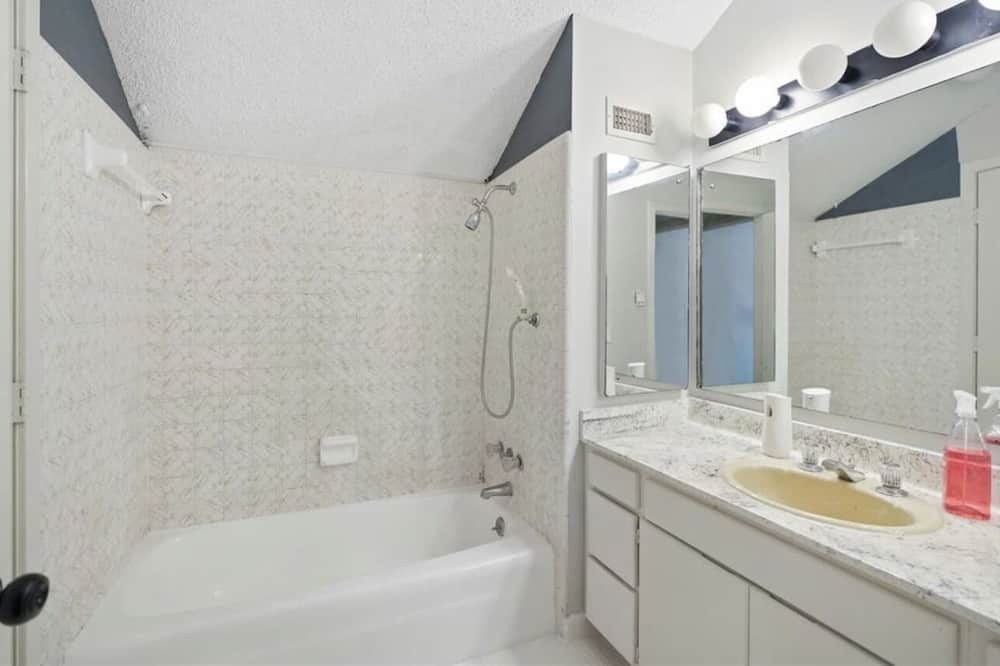 Photo of Bathroom in Lakeview  Jefferson County