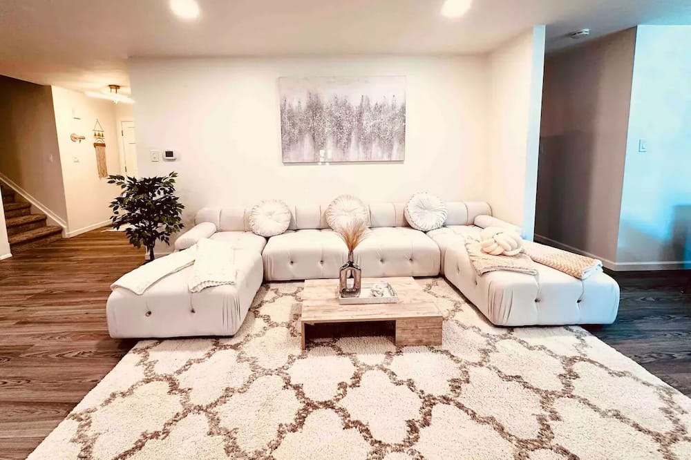 Photo of Livingroom in Castlewood
