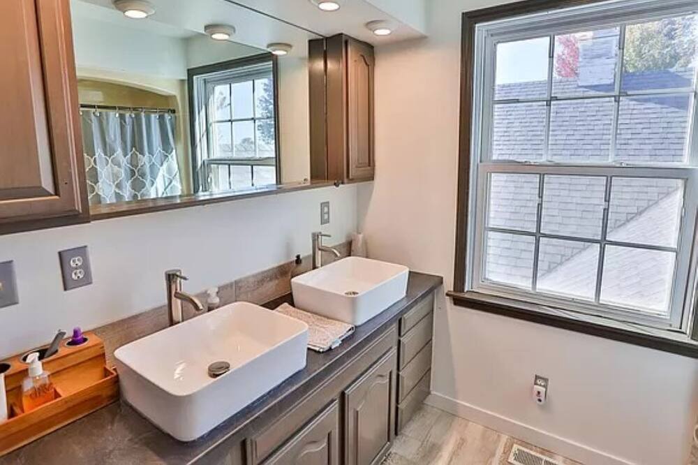Photo of Bathroom in Booneville