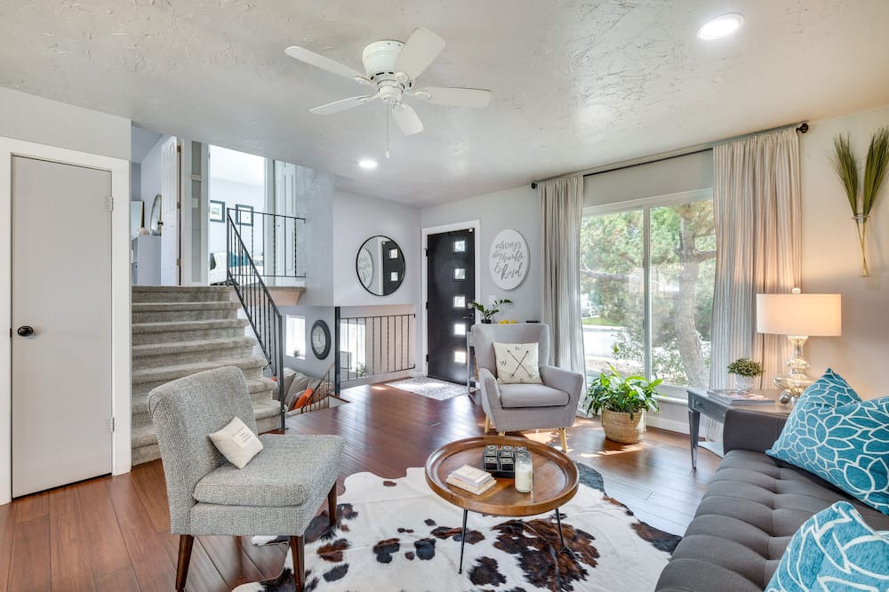 Photo of Livingroom in Troutman Park