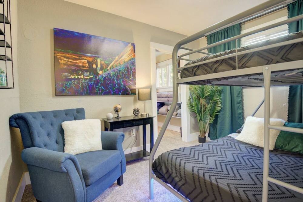 Photo of Bedroom in Cole