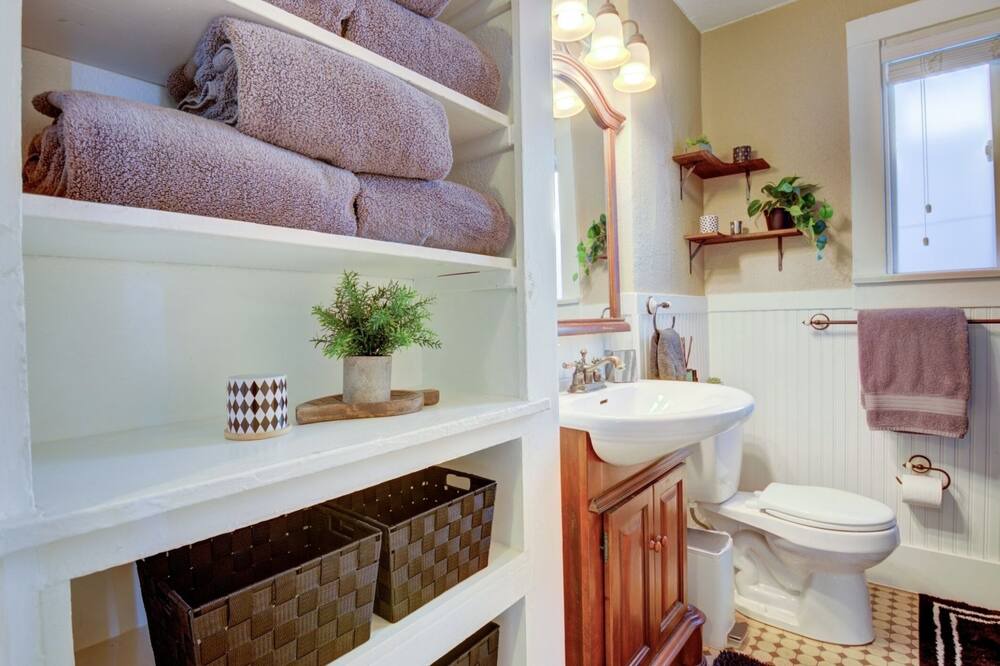 Photo of Bathroom in Cole