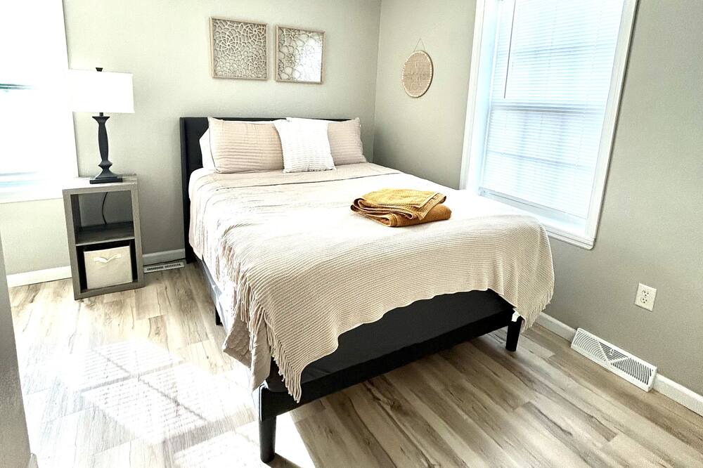 Photo of Bedroom in Maryville