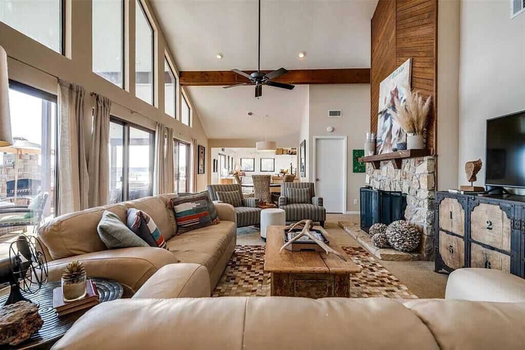 Photo of Livingroom in Graford