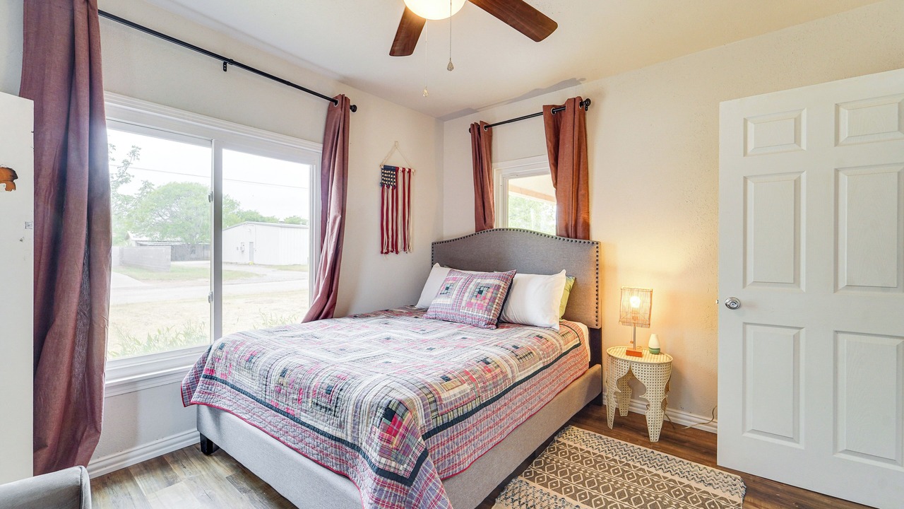 Photo of Bedroom in Haskell