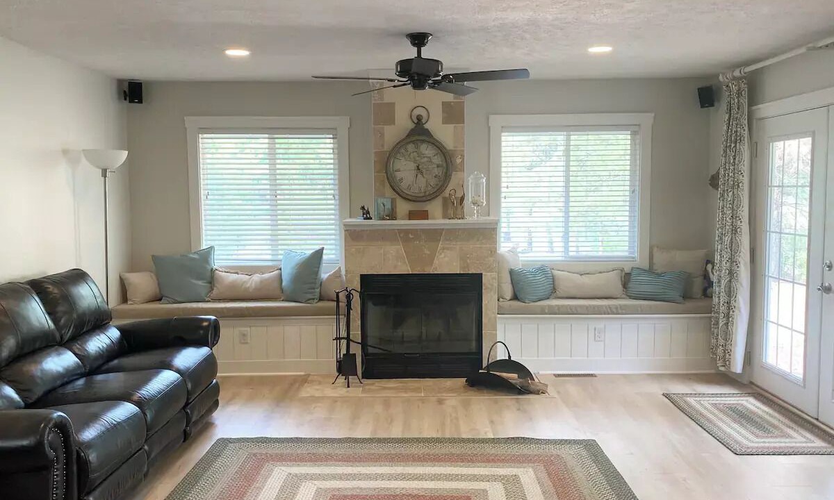 Photo of Livingroom in Cedar Creek