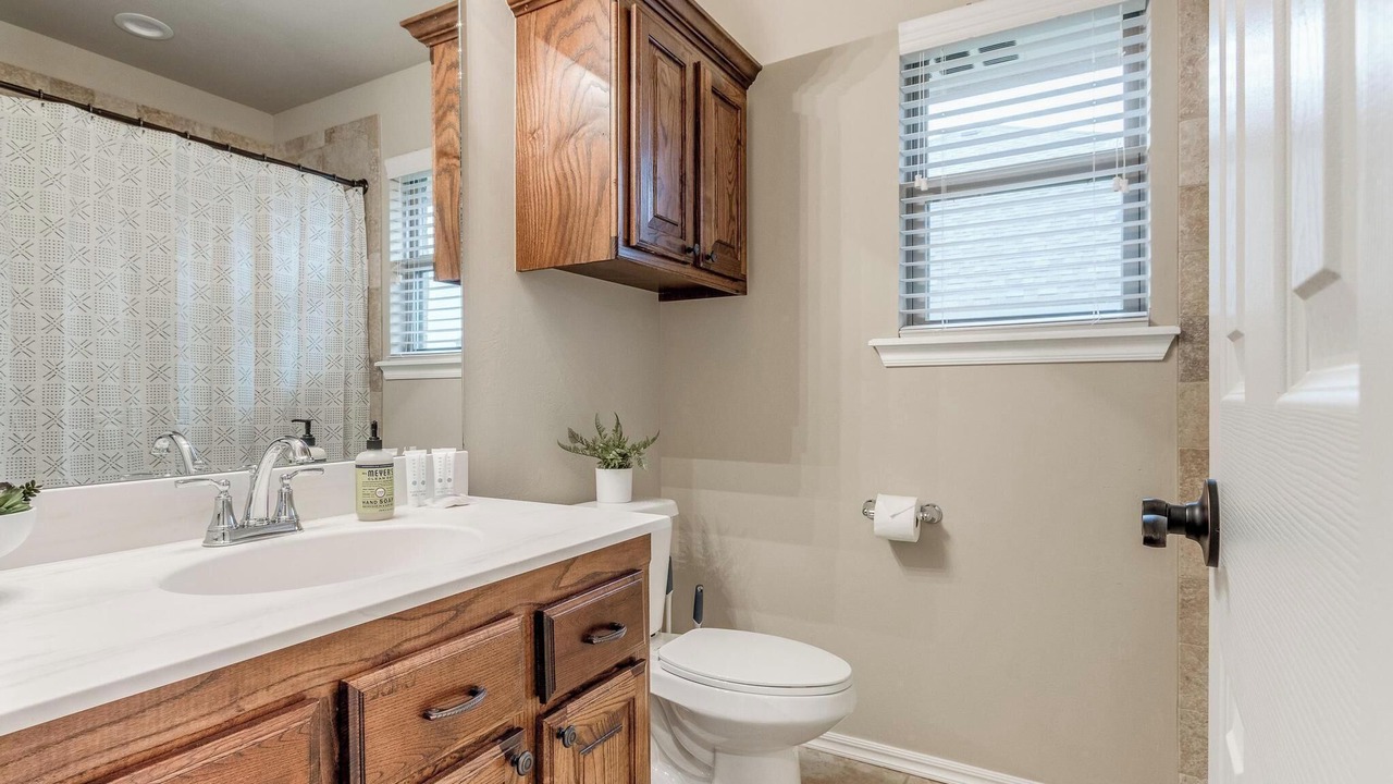 Photo of Bathroom in Mustang
