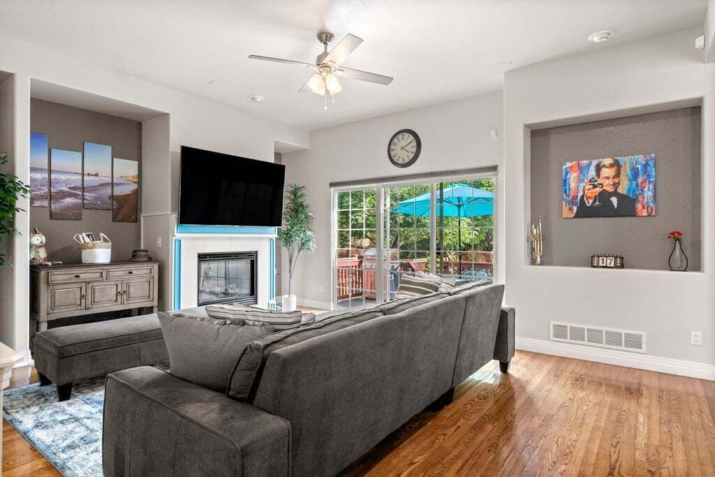 Photo of Livingroom in Lowry Field