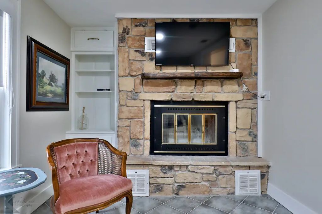 Photo of Livingroom in Elmwood Area