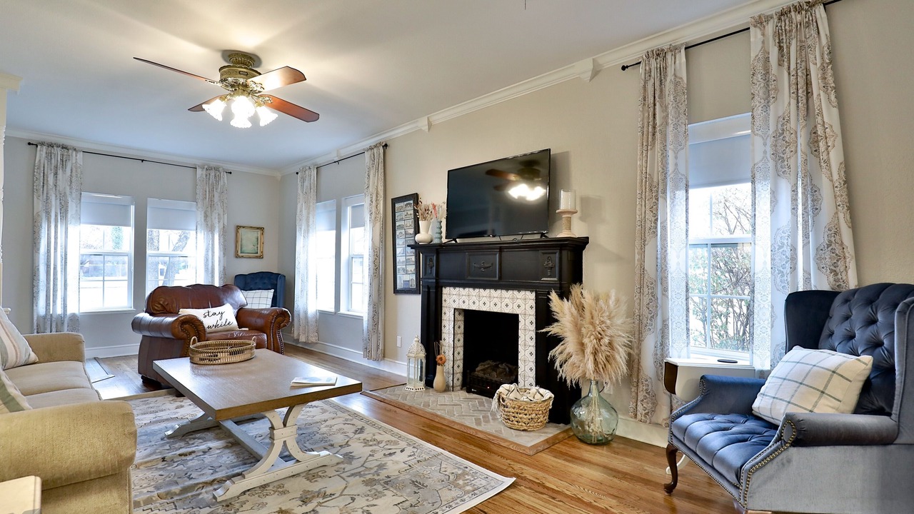Photo of Livingroom in Elmwood Area