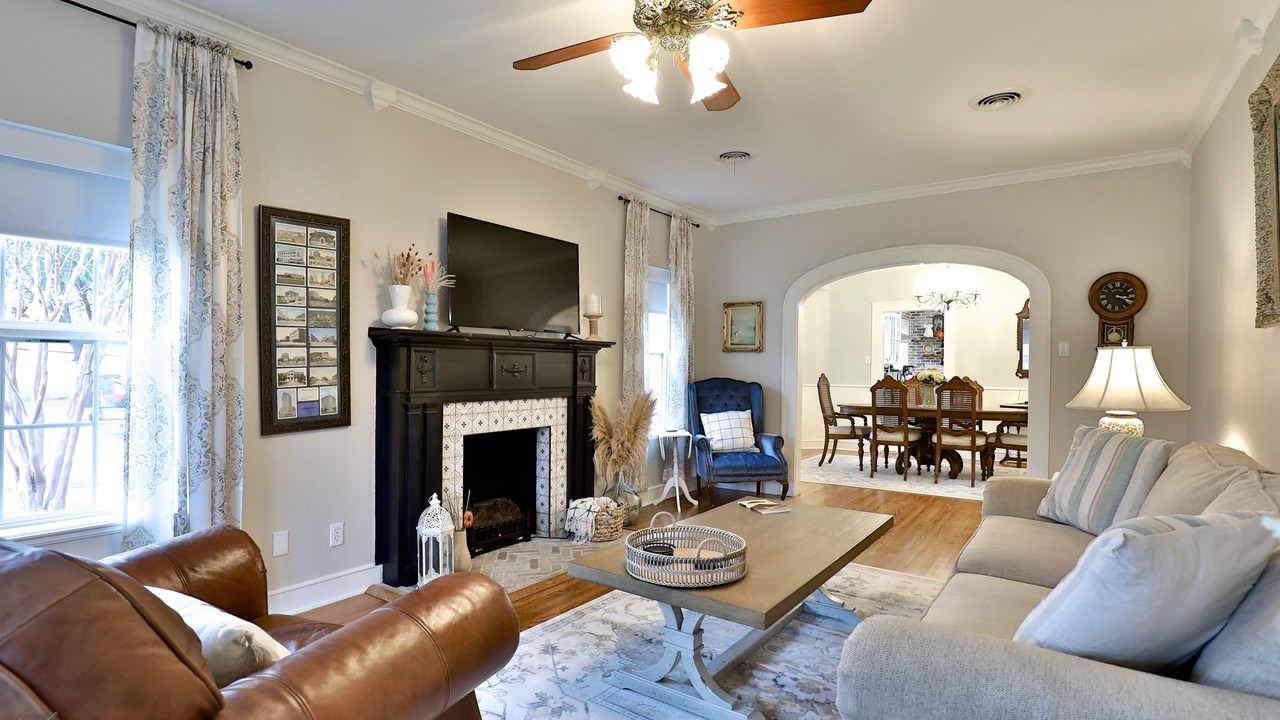 Photo of Livingroom in Elmwood Area
