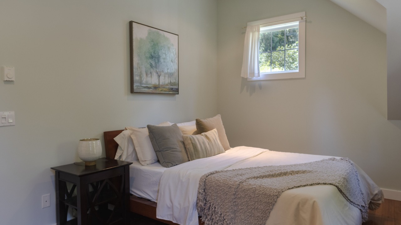 Photo of Bedroom in Rollingbay