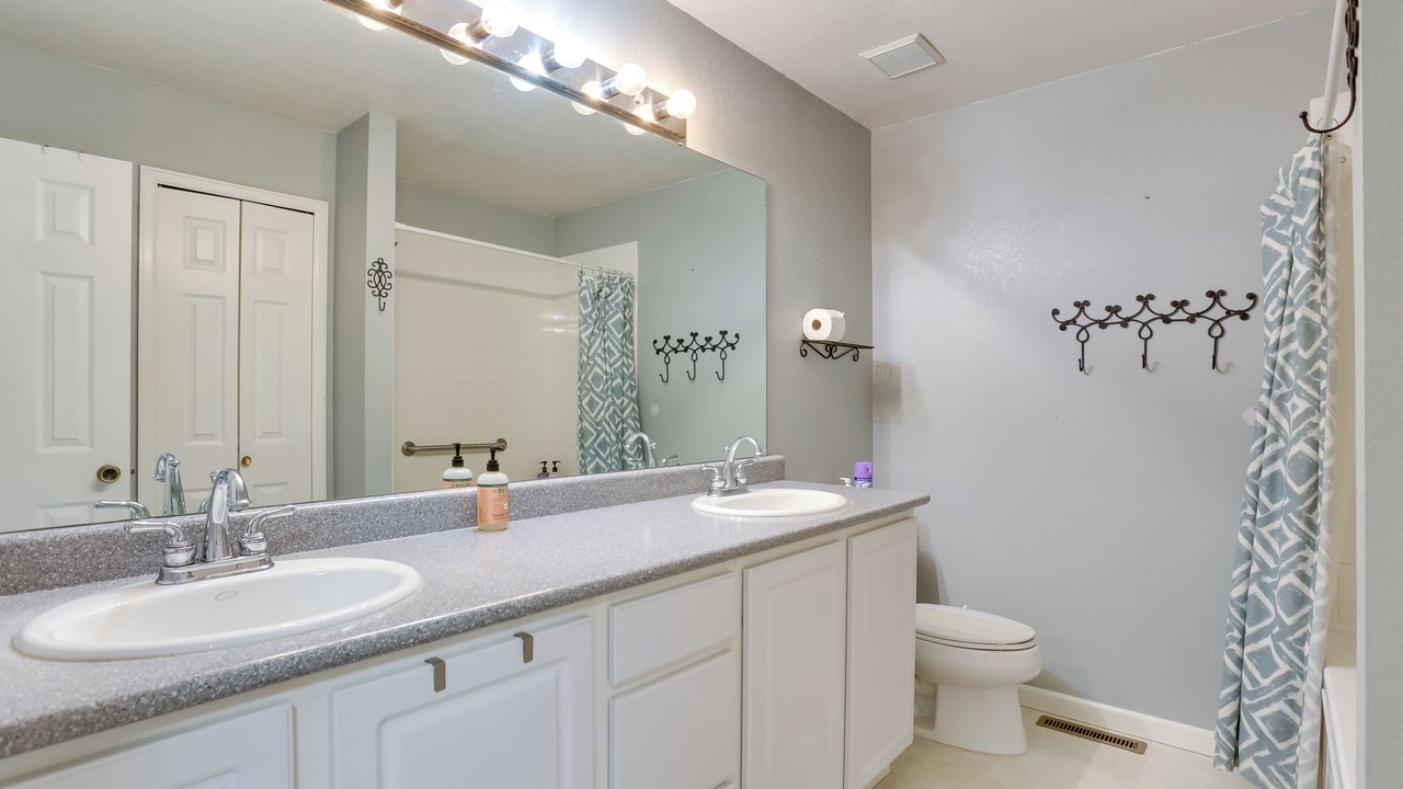Photo of Bathroom in Columbine