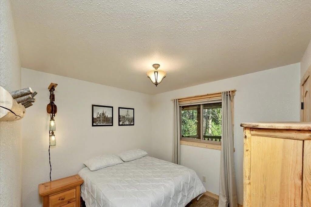 Photo of Bedroom in Garden Valley